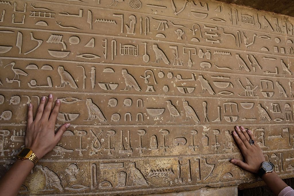 Otros entusiastas dicen que se han descubierto jeroglíficos que tienen la forma de naves espaciales y que esto es una prueba más de que inteligencias de otros planetas fueron quienes ayudaron a los egipcios a construir sus edificaciones.