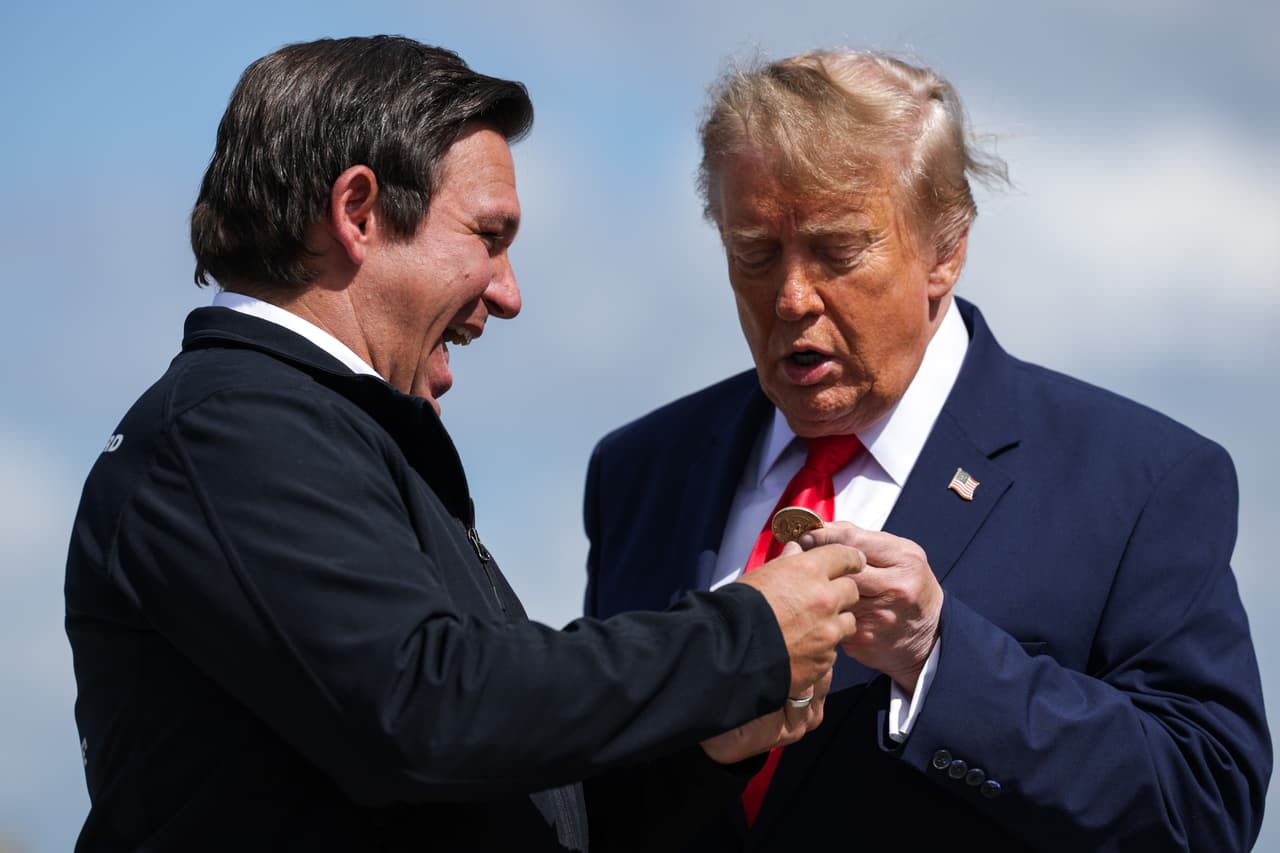 <b>DeSantis refuerza su acercamiento a Trump con gestos políticos y respaldo a su agenda: </b>Tras enfrentarse en las primarias republicanas de 2024, el gobernador de Florida ha buscado recomponer su relación con el presidente. En 2026 firmó la ley para renombrar el aeropuerto internacional de Palm Beach en honor a Trump y, durante su visita a Fort Myers, lo recibió en el aeropuerto y le entregó una moneda personalizada. Estos gestos coinciden con una etapa de mayor acercamiento entre ambos, aunque no borran su rivalidad pasada
<br>