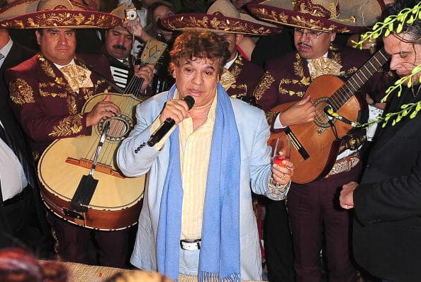 “Todos los días tengo la suerte de tener la atención de gente que amablemente visita mi trabajo en redes sociales. Entonces ellos le piden saludos a Juan Pedro Cruz y en ese momento ¿qué más puedo hacer? ¿De qué manera puedo agradecer un momento de su tiempo? Entonces yo envié saludos que para la mamá, para el papá”, afirmó Cruz.