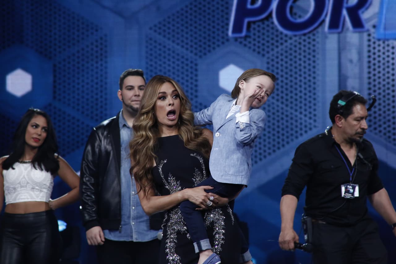 Besos repartió a todos.