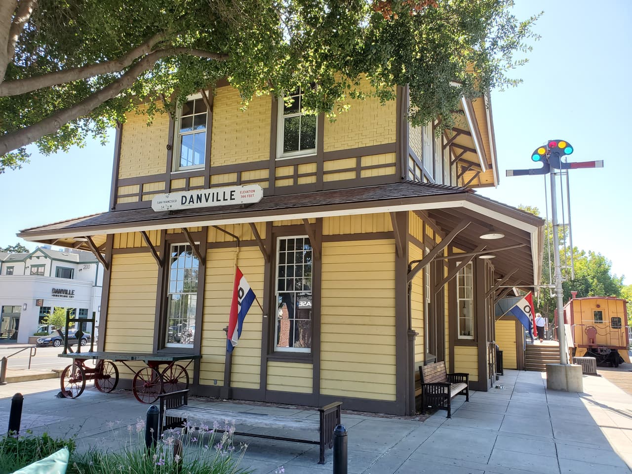 <b>Puesto 7. 94526. Danville, California </b>(ocupa parte del área metropolitana de San Francisco, Oakland y Hayward).
<br>
<br>Costo promedio de una vivienda: 
<b>1,305,000.</b>
<br>
<br>Ingreso familiar promedio al año: 
<b>152,727 dólares.</b>
<br>
<br>Hogares que ganan 200,000 dólares o más: 
<b>38.5%.</b>