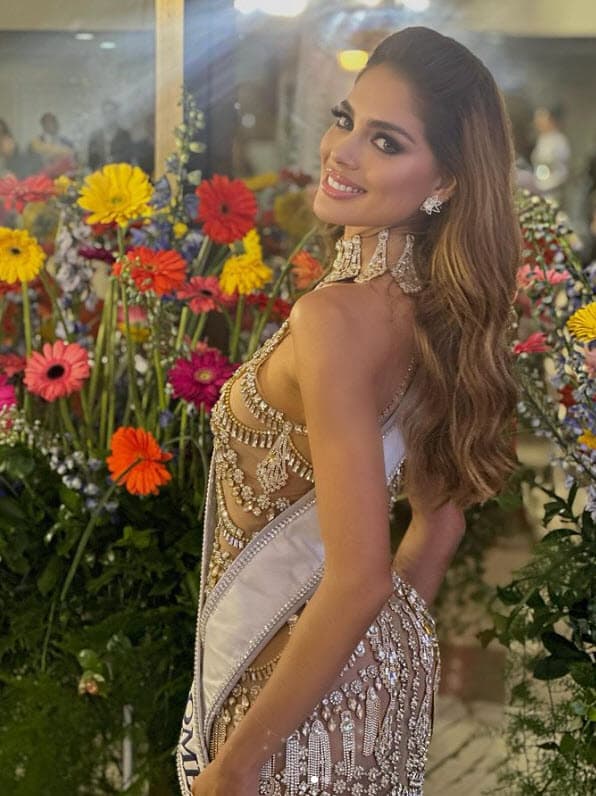 <b>María Camila Avella Montañez </b>es colombiana y tiene 27 años. Con las nuevas reglas de Miss Universo la comunicadora social se convierte en la primera concursante de su país en ser madre y esposa, su hija tiene 2 años.