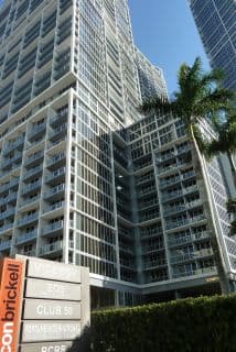 La ubicación más segura es en un edificio cerrado con un techo, paredes y piso.
<br>