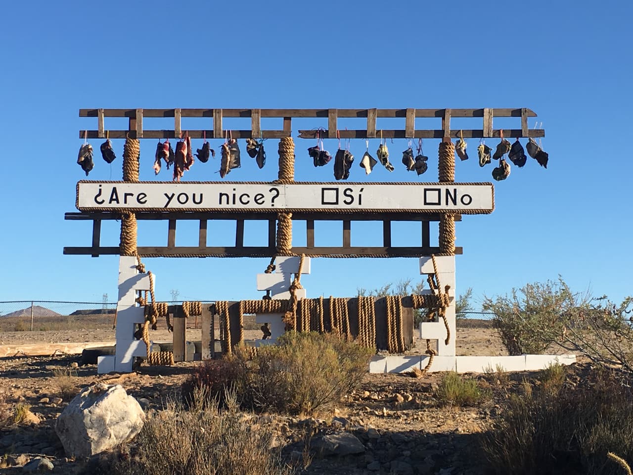 David Gleeson y Mary Mihelic, dos artistas de Philadelphia y Nueva York, respectivamente, completaron una nueva obra de arte en California, junto a la frontera con México, que busca denunciar la retórica antinmigrante del candidato republicano a la presidencia de EEUU, Donald Trump.