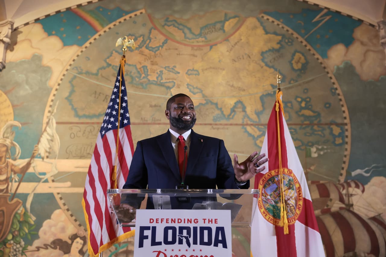 <b> Donalds presenta a su compañero de fórmula. </b>Byron Donalds anunció el 25 de agosto en la Freedom Tower de Miami que el senador estatal 
<a href="https://www.univision.com/local/miami-wltv/candidato-republicano-a-gobernador-de-florida-anuncia-a-bryan-avila-como-su-companero-de-formula-video">Bryan Ávila será su compañero de fórmula</a> para la elección de gobernador de Florida. Ávila ocuparía la candidatura a vicegobernador.