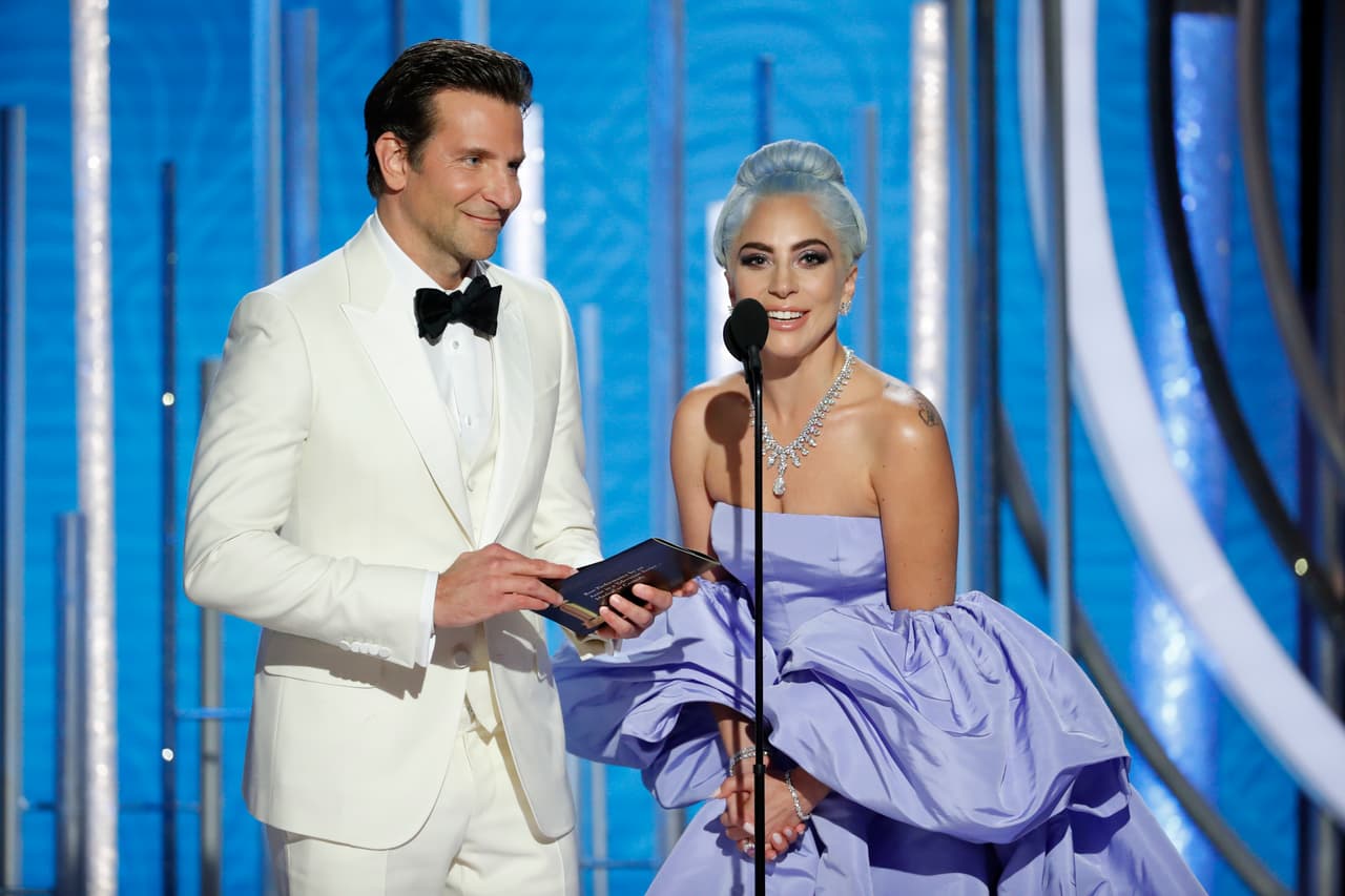 Los rumores de un posible romance entre ellos comenzaron en 2019 y tomaron mayor peso tras el performance que ofrecieron juntos en la ceremonia de entrega de los premios Oscar, que se realizó el 24 de febrero. Gaga y Cooper interpretaron 'Shallow', donde supuestamente mostraron que había química entre ellos.