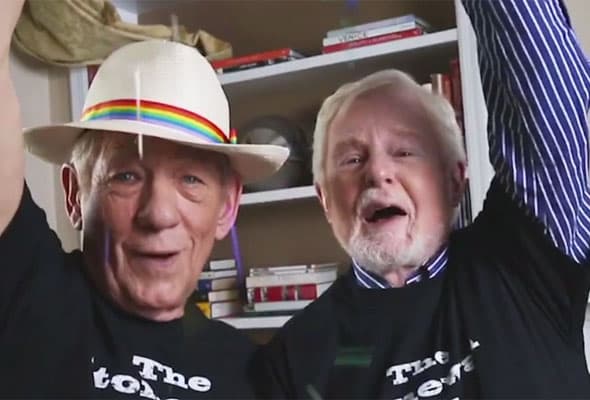 Ian McKellen y Derek Jacobi celebraron lanzando confetti en un curioso video.
