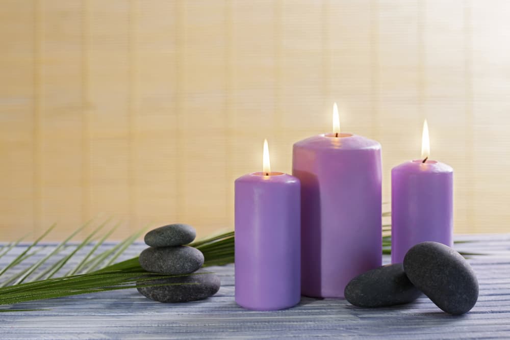 Como sabemos, el morado o púrpura se obtiene de mezclar dos colores primarios muy poderosos, el rojo y el azul. El color morado siempre se ha asociado al poder, porque era un tono usado por reyes y gobernantes en sus ropas y vestuarios oficiales.