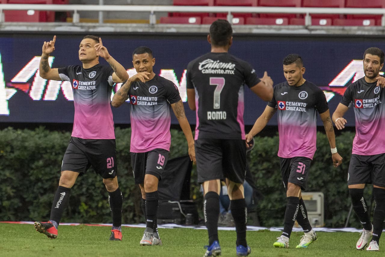 Con goles del Cabecita Rodríguez al 41 y al 90+2, Cruz azul se lleva los tres puntos en su visita a Chivas y el uruguayo llega a 12 goles en el torneo.