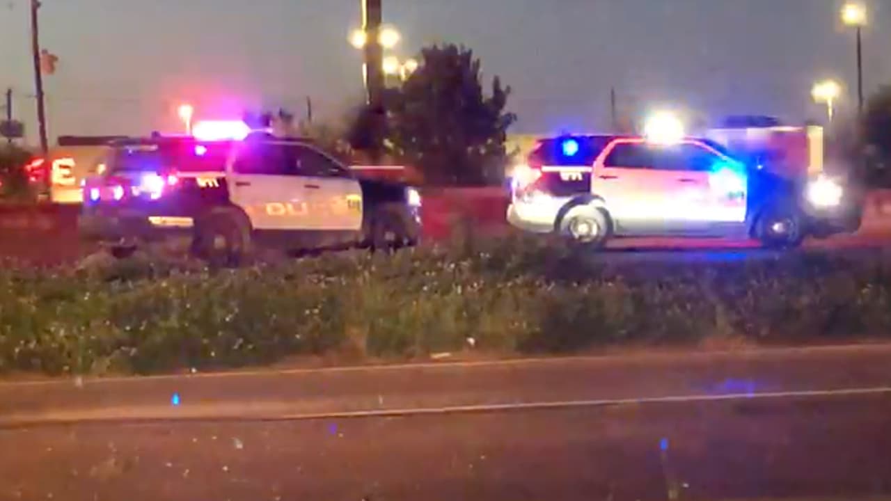 El conductor del vehículo que arrolló al peatón permaneció en la escena, indican las autoridades.