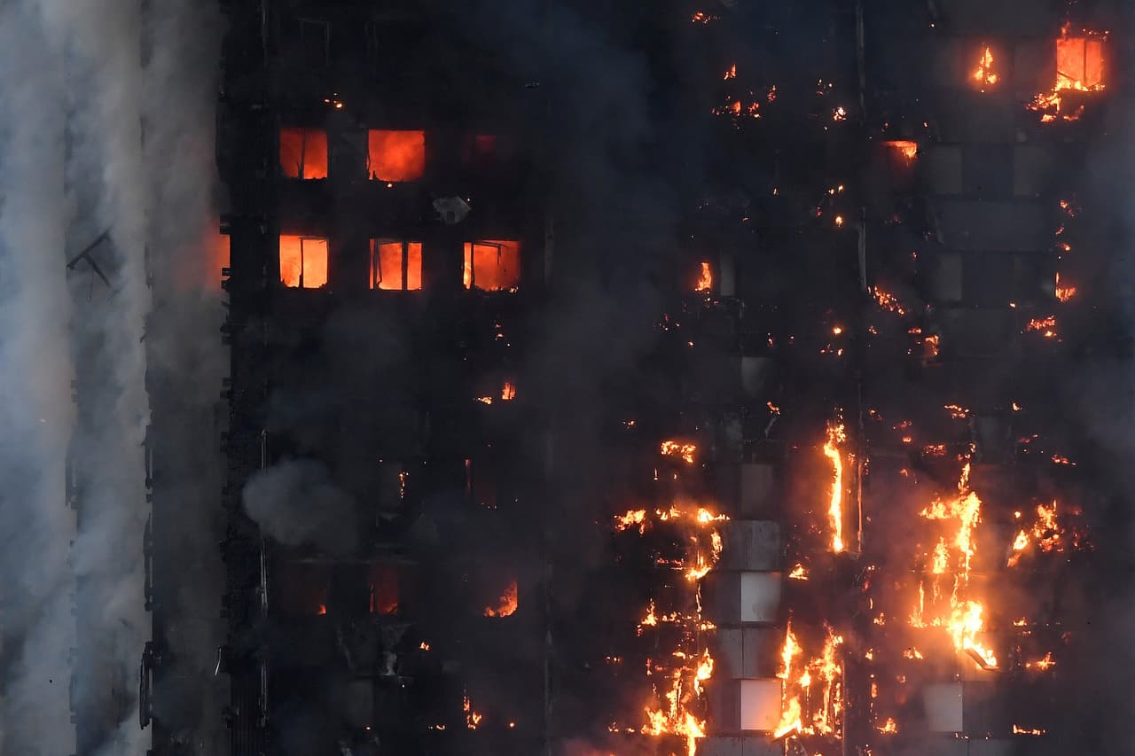 El siniestro de desató de madrugada cuando dormían muchos de los habitantes del edificio
