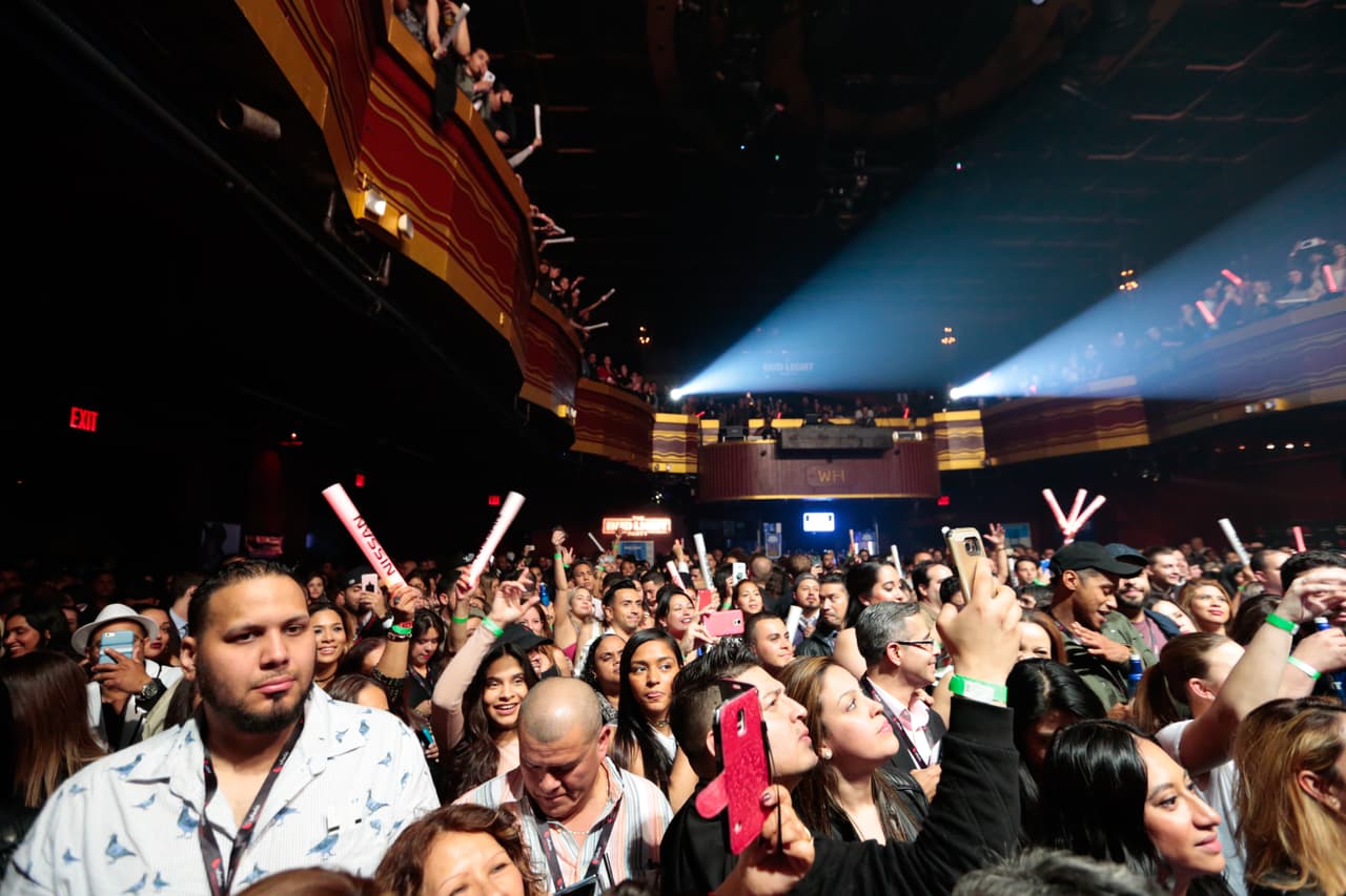 Muchos de los fans ganaron boletos a través de las estaciones de radio.