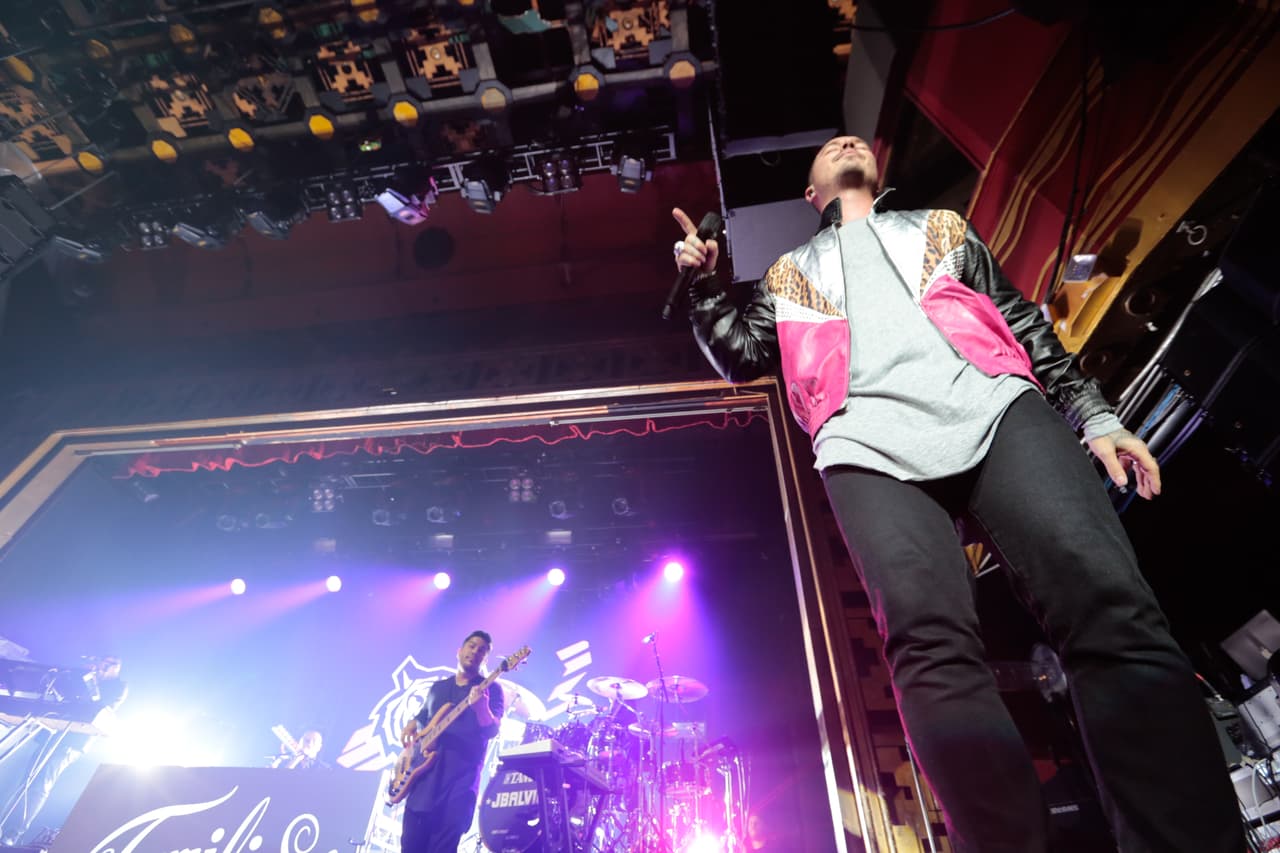 Antes de salir al escenario, Balvin y su equipo rezan y se preparan mentalmente.