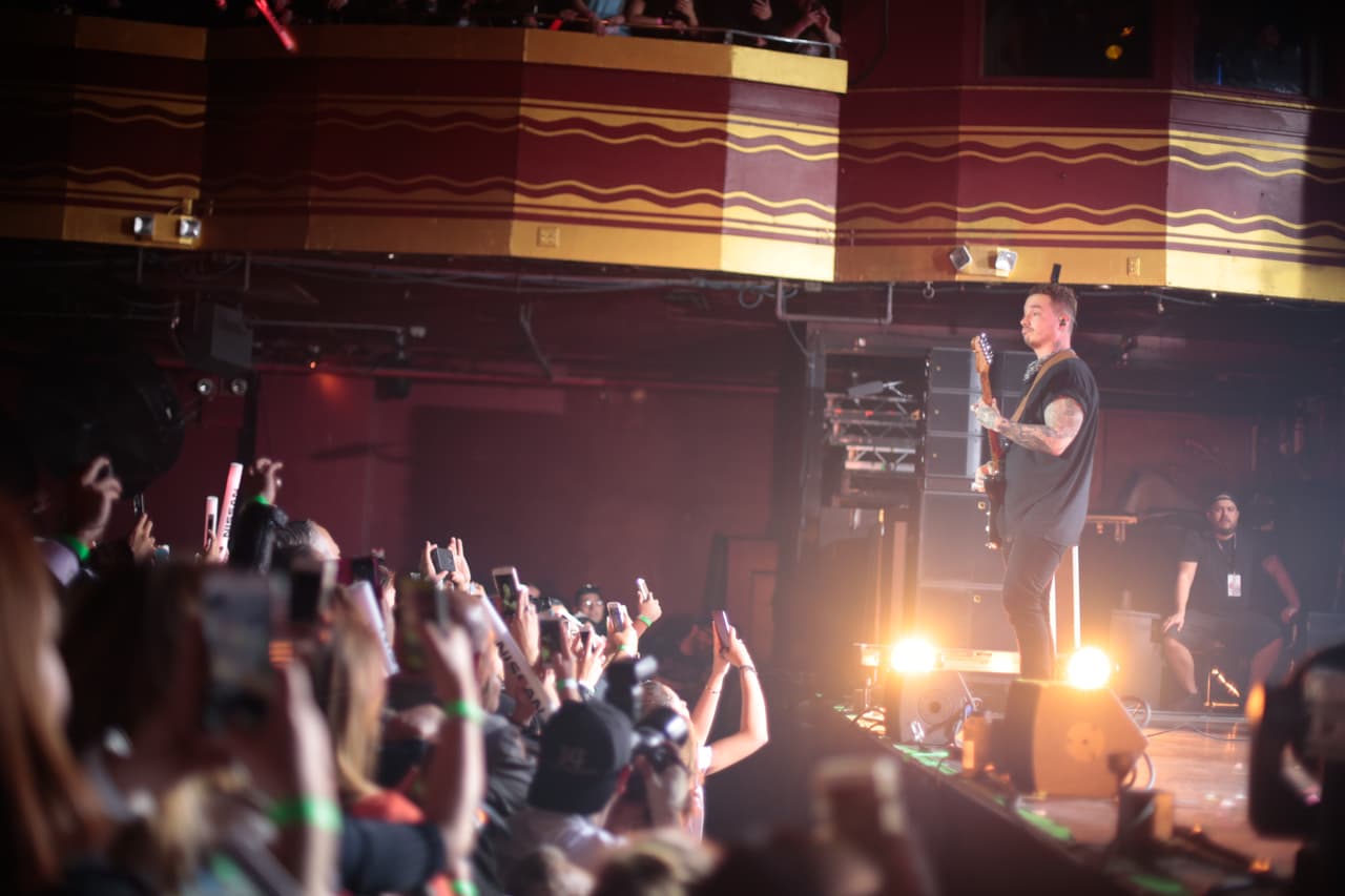 Balvin saca su lado rockero con la guitarra eléctrica a la mitad del concierto.