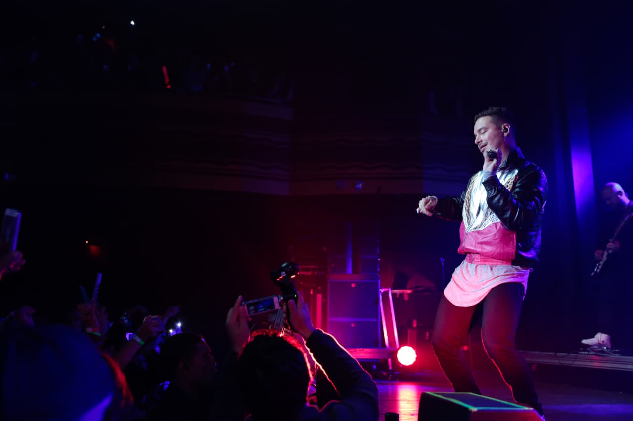 El colombiano empezó el concierto con su tema "Ginza".