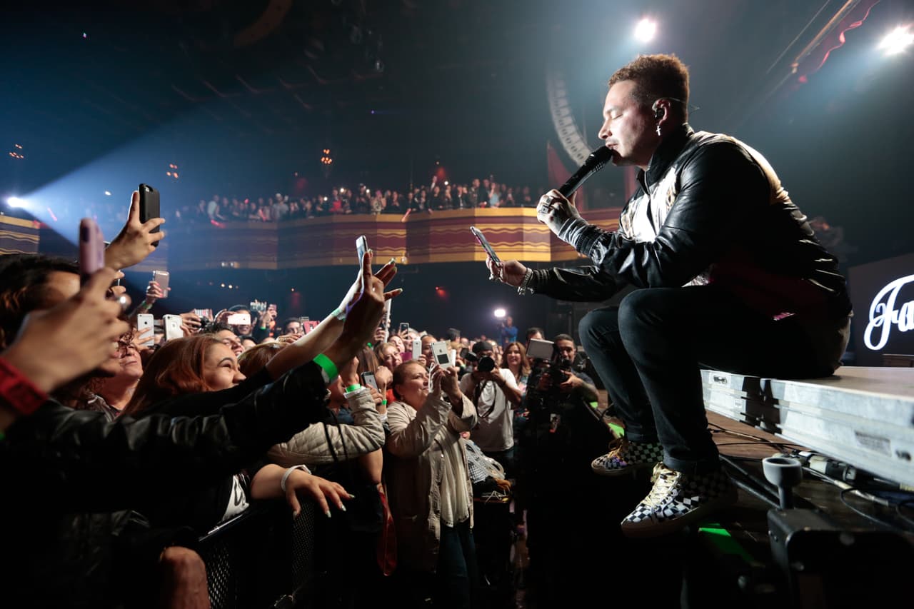 J Balvin se acerca con sus fans en persona y por las redes sociales.