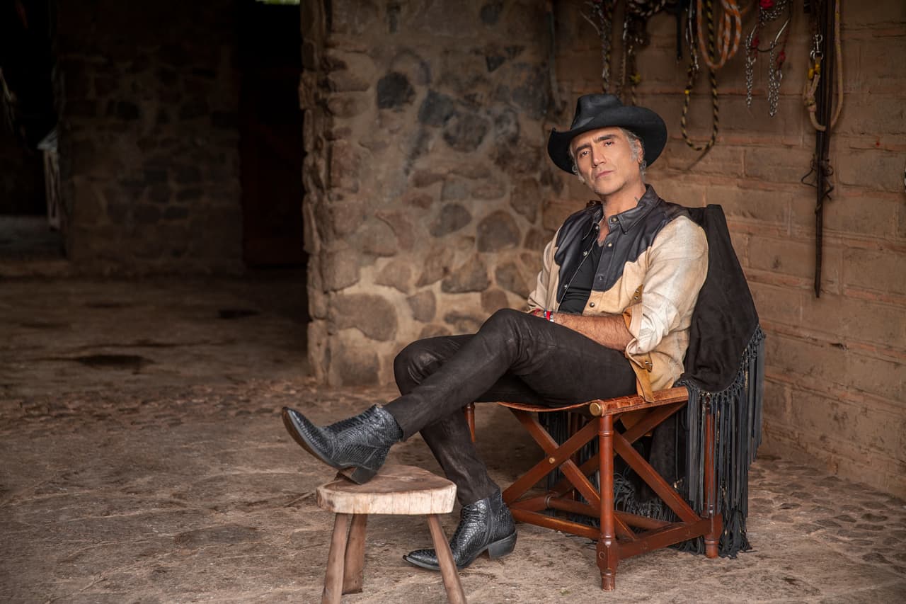 <b>Alejandro Fernández</b> es uno de los referentes de la música mexicana y se unió a la lista de quienes actuarán el próximo 18 de noviembre en la 
<b>MGM Grand Garden Arena</b> de Las Vegas en la 22a Entrega Anual del 
<b>Latin GRAMMY</b>.
<br>'El Potrillo' ha sido galardonado en tres ocasiones con un gramófono y tiene una trayectoria de más de 40 años.