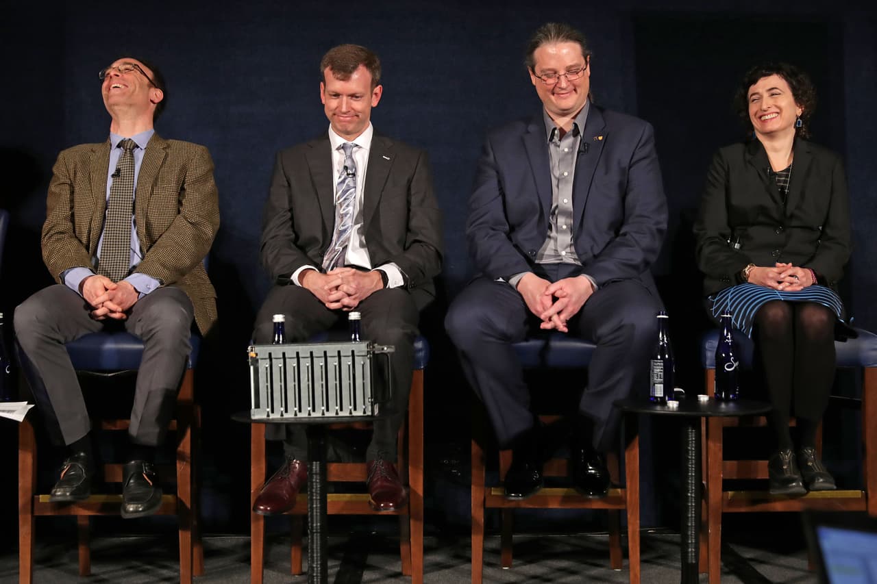 La imagen, ansiada durante muchos años y hasta ahora únicamente simulada en ordenador, es objeto de seis artículos publicados el miércoles en la revista científica 
<i>Astrophysical Journal Letters</i>, firmados por más de 200 autores de más de 60 organismos científicos. Fue presentada en seis ruedas de prensa simultáneas en el mundo en lugares como Bruselas, Santiago de Chile y la capital de EEUU.