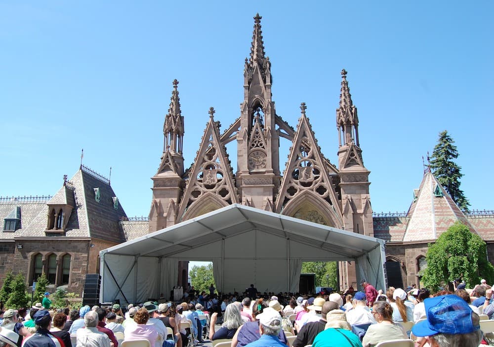 <b>Conmemoración de Memorial Day en el Cementerio Green-Wood</b>
<br>
<br>
<b>Qué: </b>La Banda y Orquesta Sinfónica ISO dirigirá un programa especial para celebrar el centenario del nacimiento de Leonard Bernstein, el famoso compositor.
<br>
<b>Donde: </b>Cementerio Green-Wood, 500 25th Street en Brooklyn
<br>
<b>Cuando:</b> Lunes 27 de Mayo
<br>