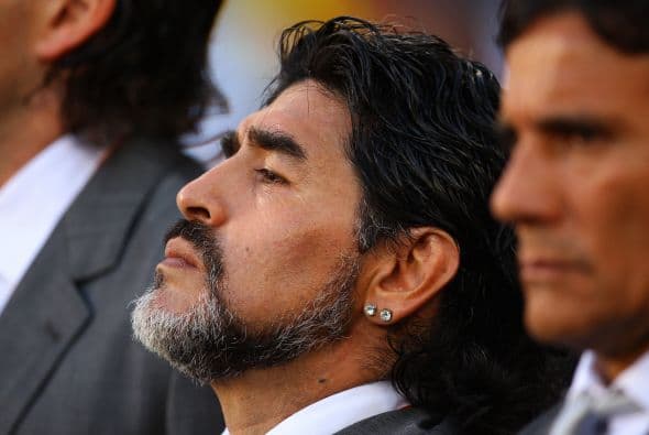 En el 2001 mantenía contacto cercano con el ex presidente de Argentina , Carlos Saúl Menem y con el ministro de economía del país pampero, Domingo Cavallo, cuando la crisis estalló se deslindó completamente de los funcionarios.