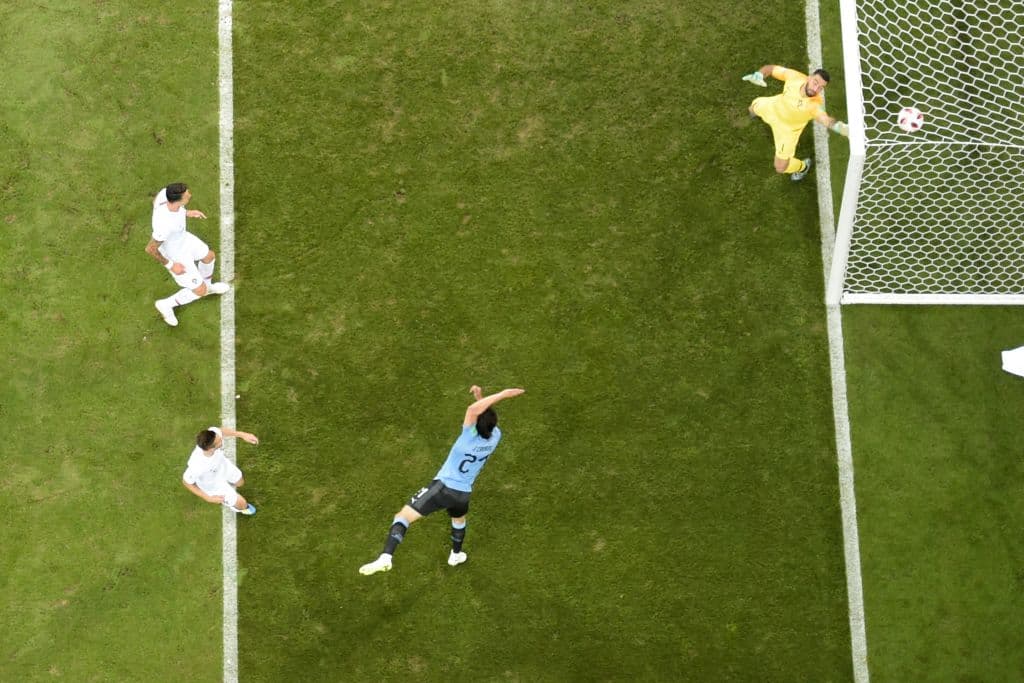 Cavani, quizás no con la mejor técnica para rematar el balón con la cabeza, pero sí muy eficaz para batir la estirada de Rui Patricio, guardameta lusitano.