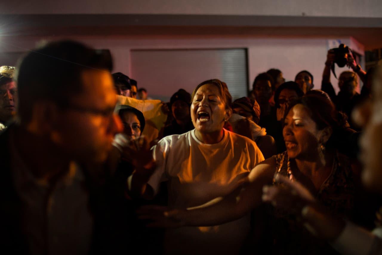En la noche del lunes, un grupo de personas salieron a manifestarse en contra de los venezolanos, una protesta que fue contrarrestada por otra de quienes pedían respeto a los venezolanos. En la imagen, un hombre que abogaba "por la paz, en contra del machismo y la xenofobia" fue atacado en el lugar del homenaje a Diana Carolina.