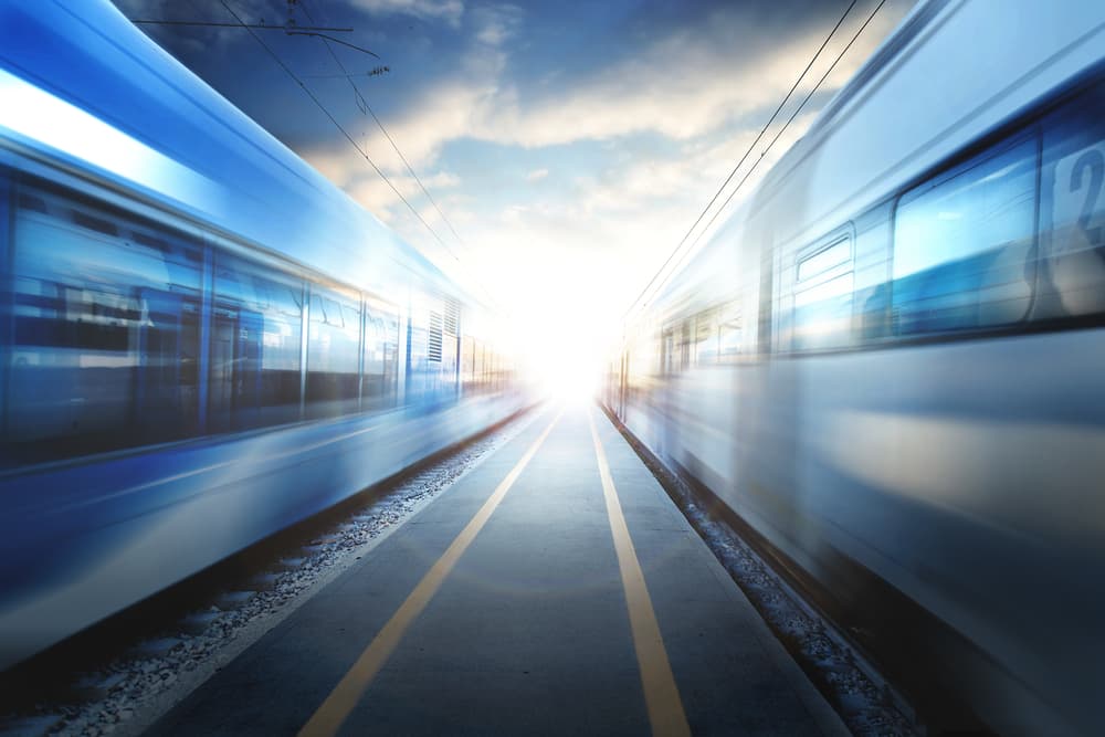 Lo que sucede es una cuestión de perspectiva. Lo podemos comparar con un móvil que está en movimiento en relación con otro. Supongamos que estamos en un tren que va hacia el norte, y a nuestro lado va otro tren, también hacia el norte. Si el nuestro va con mayor velocidad entonces el otro, aunque esté yendo en la misma dirección, nos parece alejarse, empequeñecer e ir hacia atrás.