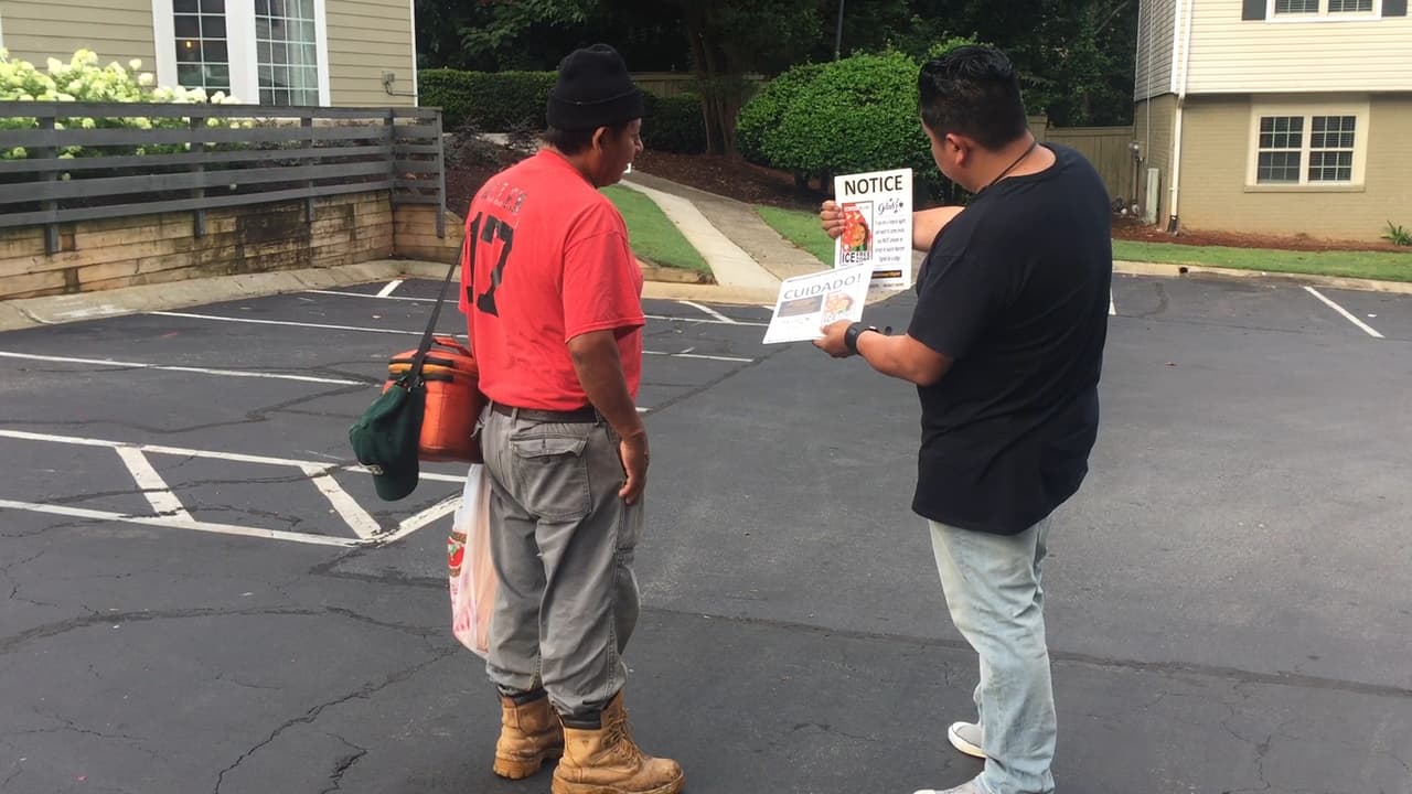 Las comunidades inmigrantes de Georgia vivieron entre los rumores y el miedo el inicio de lo que según el gobierno federal serán varios días de operativos para poner bajo custodia y deportar a indocumentados. En horas de la tarde de este domingo, tanto grupos activistas como Inmigración no habían confirmado detenciones en la región. Al norte de Atlanta, más de 70 personas se reunieron desde muy temprano en la sede de la organización Alianza Latina de Georgia por los Derechos Humanos (GLAHR), desde donde se formaron una decena de grupos que salieron a verificar si agentes del Servicio de Inmigración y Control de Aduanas de los Estados Unidos (ICE) estaban en los vecindarios arrestando a personas.