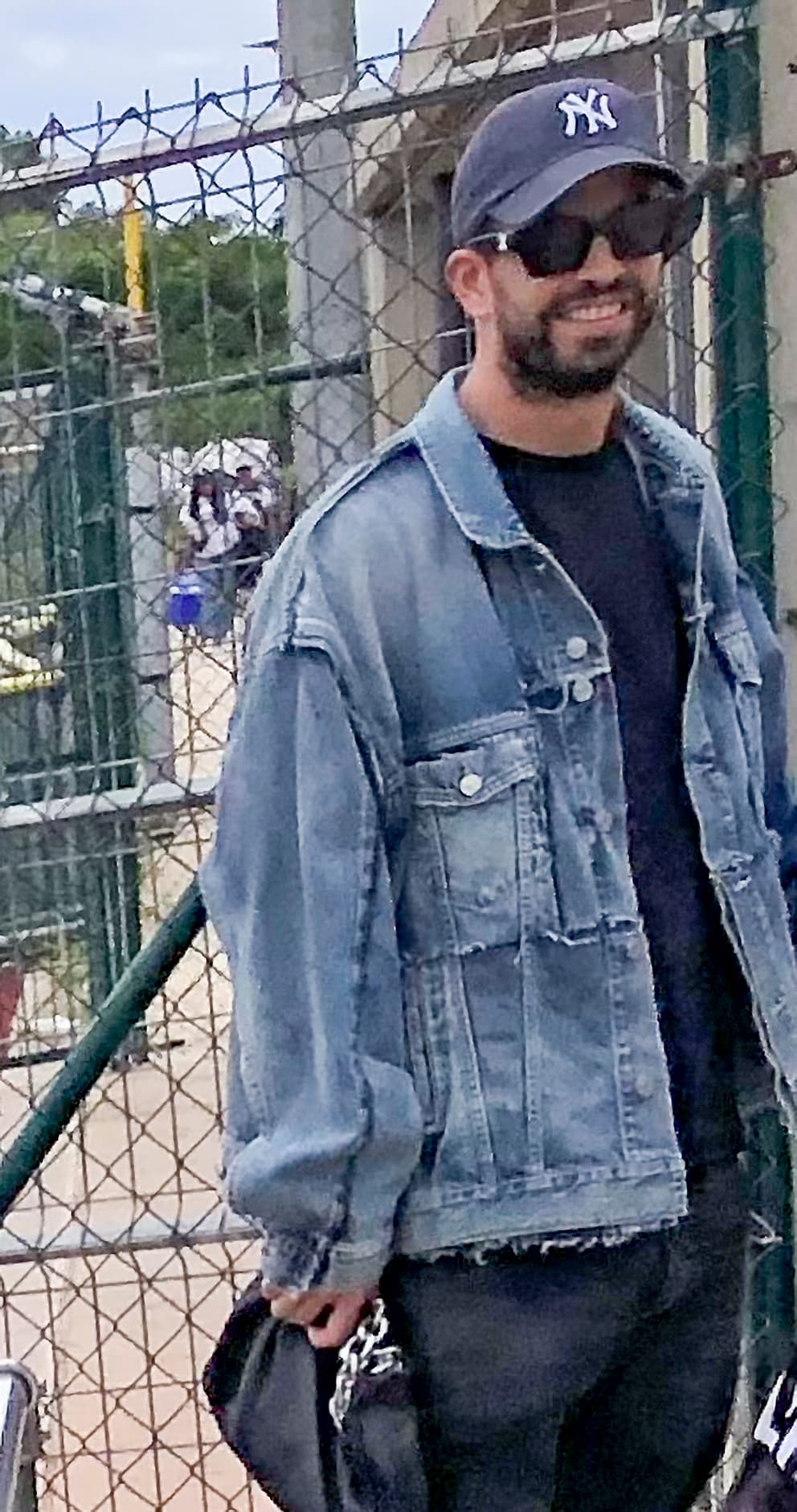 Mientras que Piqué también vistió jeans, gorra y lentes oscuros.
<br>