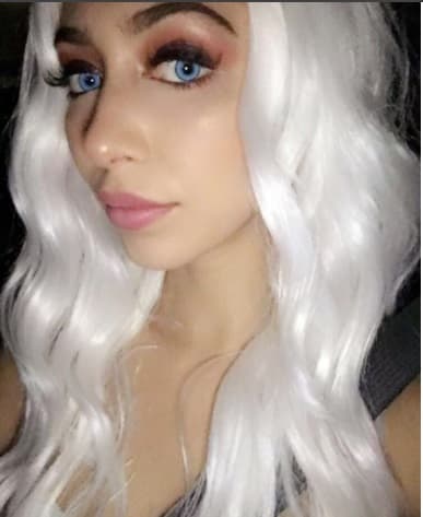 Ahora que fue Halloween, Alison se puso esta peluca blanca, con la cual sus enormes ojos azules brillaron al máximo.