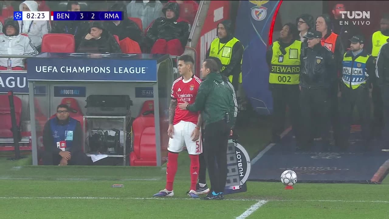 ¡TIRO ATAJADO! disparo por Nicolás Otamendi.