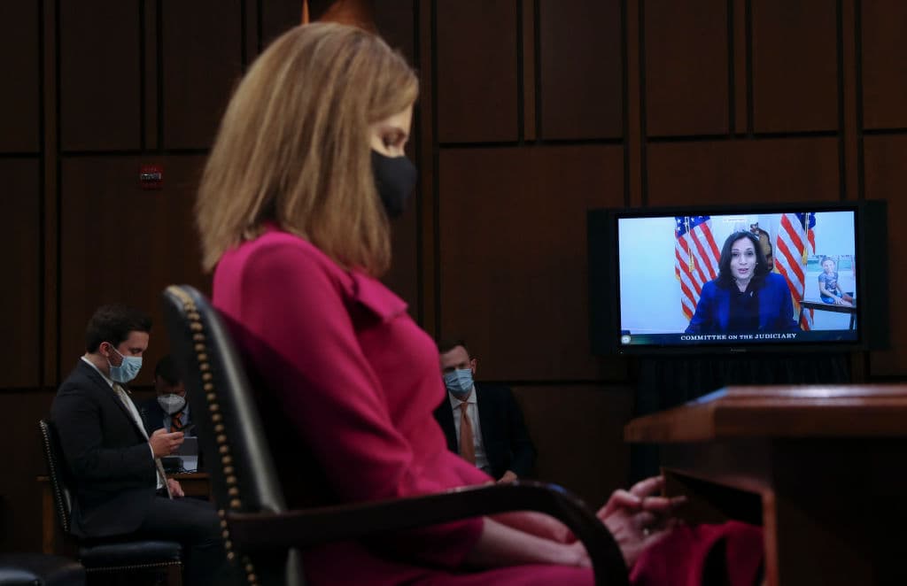 Amy Barrett escucha la intervención de la candidata a la vicepresidencia y senadora por California, Kamala Harris.