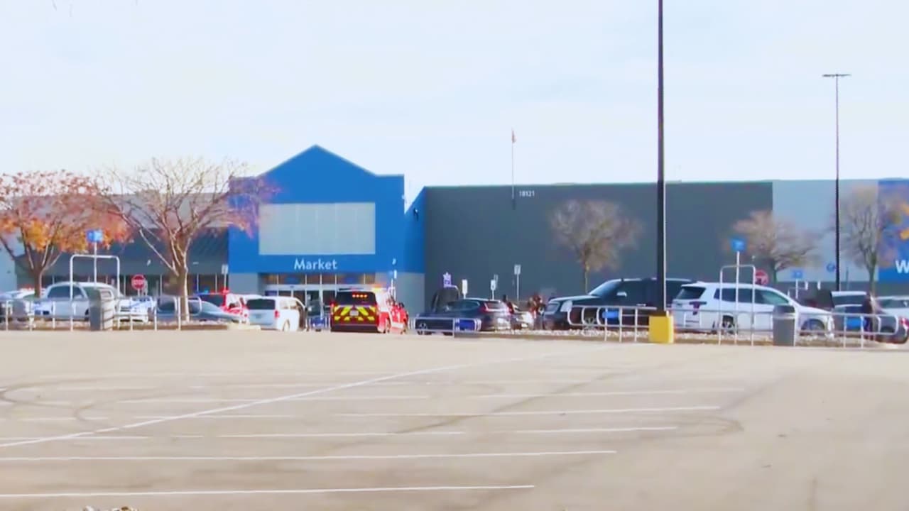 En una tarde aparentemente normal, los servicios de emergencia del Departamento de Bomberos de Dallas (DFR) respondieron a
<b>una llamada urgente que los llevó a un estacionamiento de Walmart, ubicado en 18121 Marsh Lane</b>, en el extremo norte de la ciudad.
<b>La situación, inicialmente reportada como un incendio de vehículo</b>, pronto se convirtió en una tragedia con consecuencias fatales.