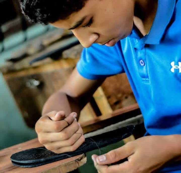 Andrés usa un hilo de nailon para tejer las suelas de las sandalias que fabrica, el cual lo obtiene del mismo desperdicio de las llantas que encuentra en la calle o que compra como desperdicio.