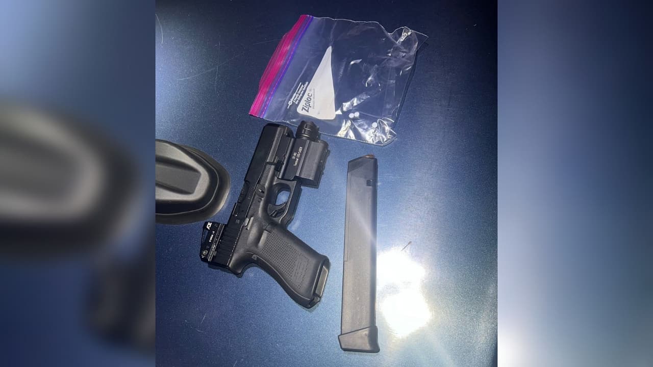 Un sujeto que cometió infracciones de tránsito fue detenido por el Equipo de Cumplimiento de Crímenes Violentos de SJPD. El pasajero huyó a pie con esta pistola robada cargada y fue arrestado, indicó indicó 
<a href="https://twitter.com/SJPD_AC_Joseph">Paul Joseph</a>, subjefe de la Policía de San José, el 23 de enero.
<br>