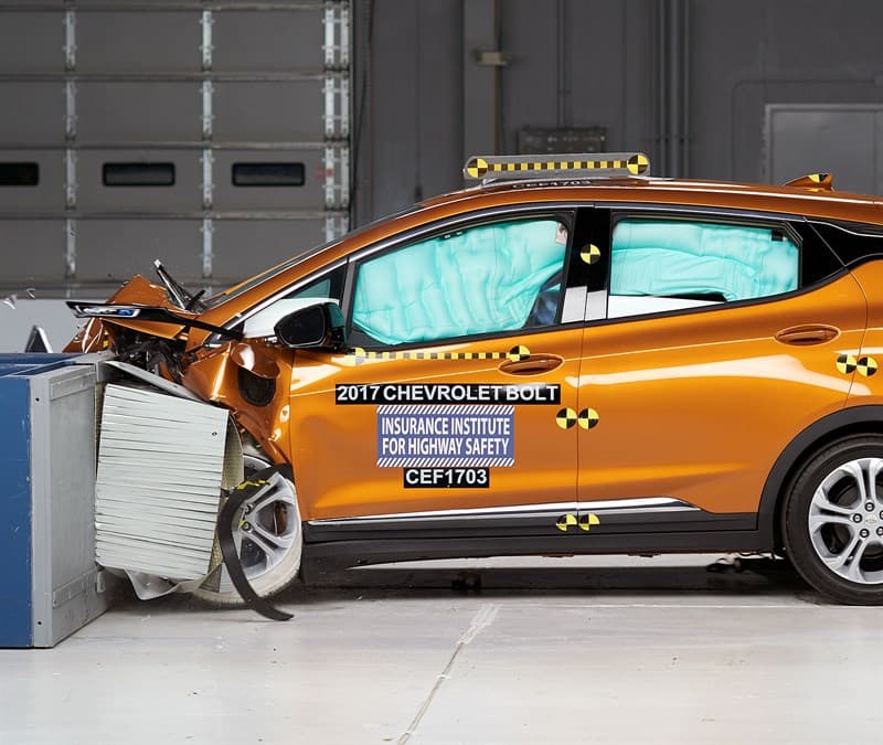 <b>Prueba de choque mediano frontal superpuesto</b>: Foto del momento en que ocurre la prueba de choque.