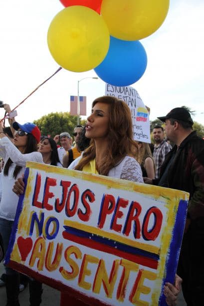 Pese a las distancias y tráfico característico de Los Ángeles, cientos de Venezolanos se unieron a la campaña mundial #SOSVenezuela para apoyar a todo el pueblo venezolano tras 10 días de protestas continuas en dicho país. A la manifestación se unieron guatemaltecos, peruanos, brasileños, libaneses, americanos y muchas otras nacionalidades que hacen vida en la Cosmopolita ciudad del oeste del país. Consignas, cantos y la familiaridad característica venezolana recibieron apoyo de los transeúntes en los alrededores del edificio Federal ubicado en la avenida Wilshire.