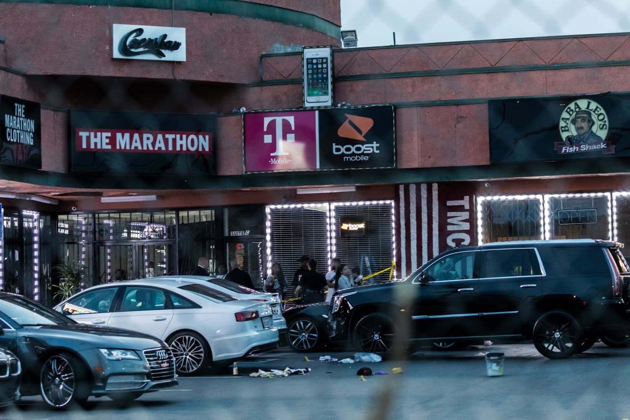El músico, que tenía 33 años, fue tiroteado afuera de The Marathon, su tienda de ropa en la zona sur de la ciudad, alrededor de las 3:20 de la tarde, hora del Pacífico, reportó la policía de Los Ángeles.