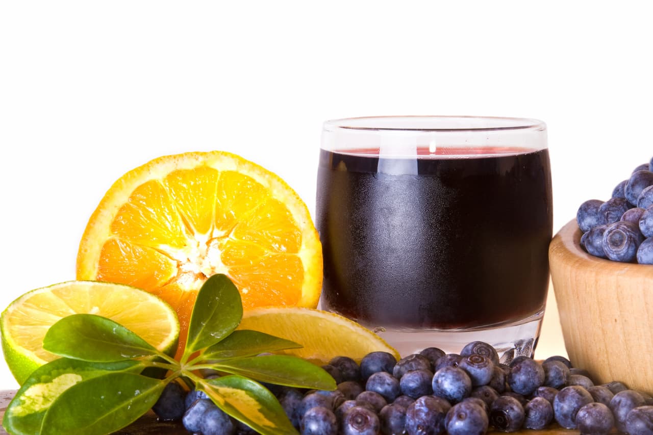 <b>Jugo de arándano.</b> Los arándanos, al igual que el jengibre y la cereza, ayudan a prevenir y reducir los dolores musculares.