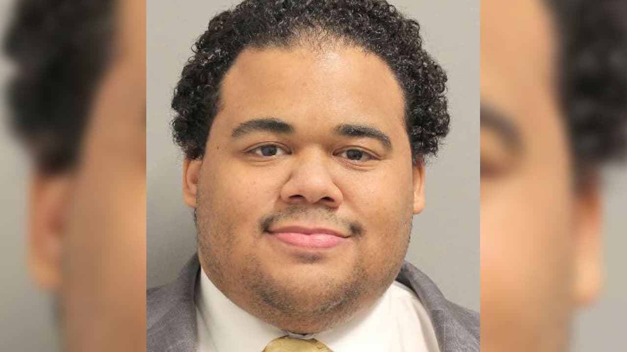 Acusan a un abogado de Houston de grabar a una compañera de trabajo en el baño