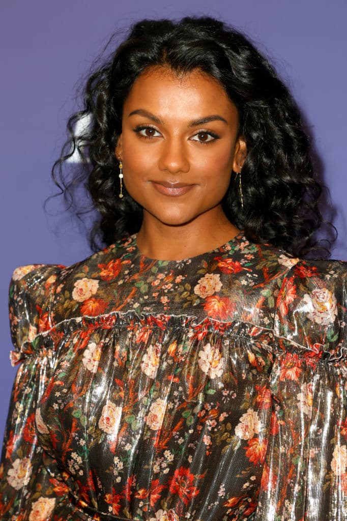 Su carrera comenzó como muchas, con bastante esfuerzo y papeles pequeños. A continuación te explicamos en qué otras series y películas apareció Simone, además de 'Bridgerton'.