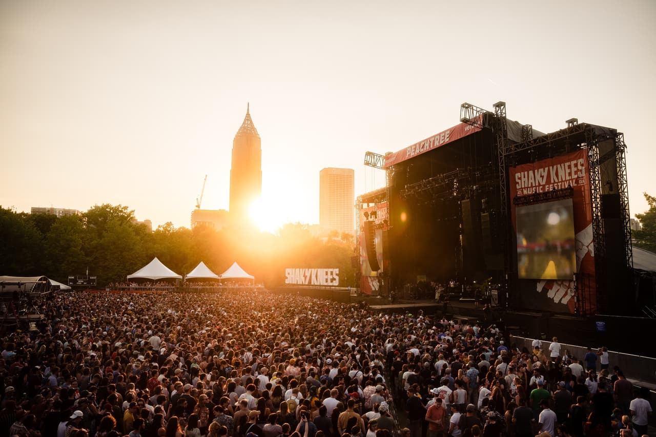 <b><a href="https://www.shakykneesfestival.com/">Shaky Knees Music Festival (5 al 7 de mayo)</a></b>. Festival de música indie rock, folk y country en Central Park, con comida y otras actividades.