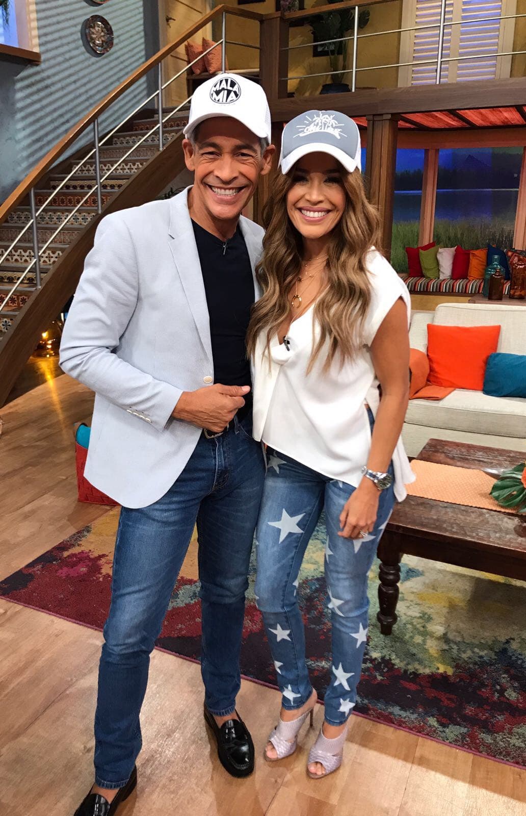 Johnny Lozada llegó este viernes a Despierta América repartiendo gorras para todos.