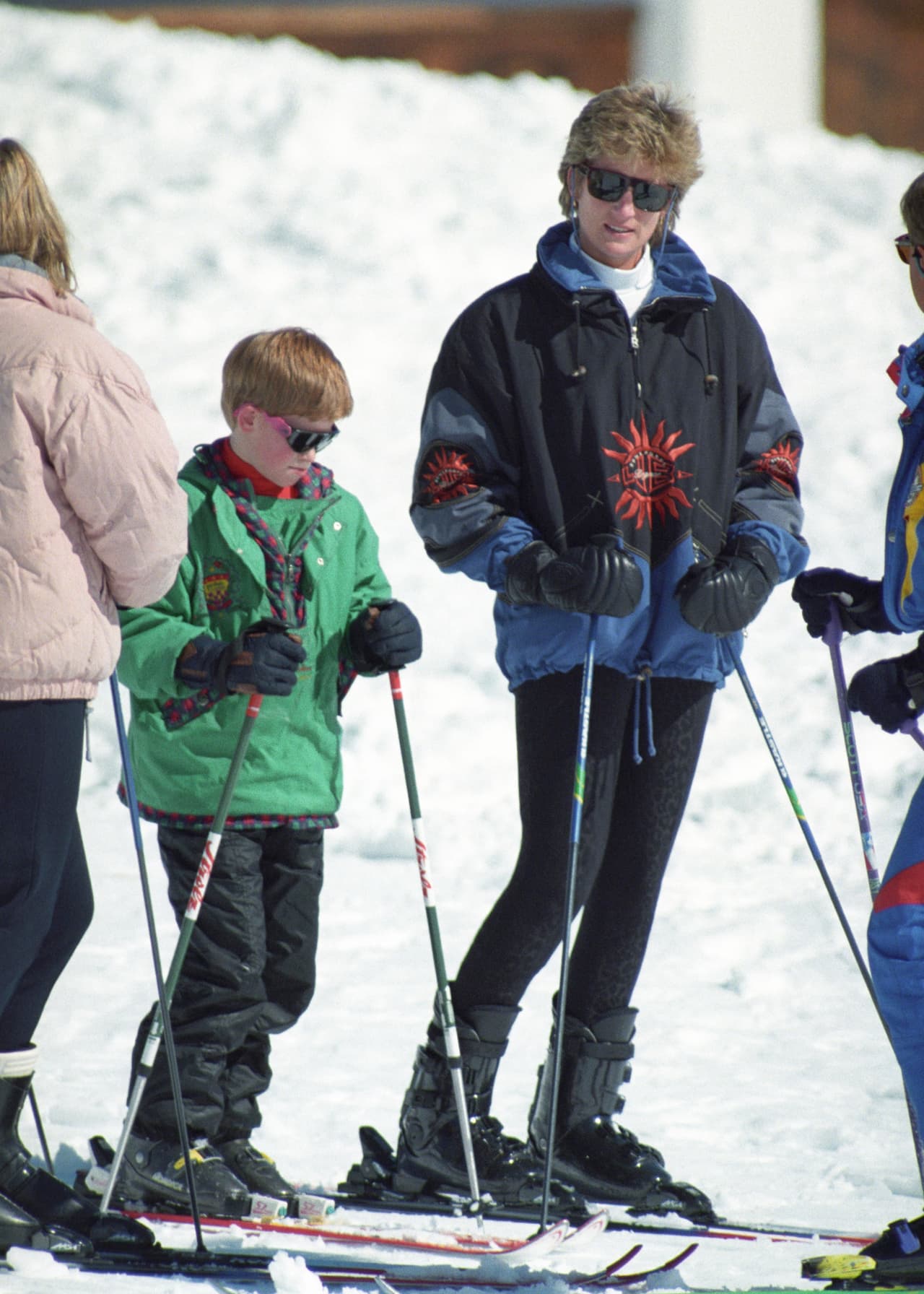 Lady Di y el príncipe Harry esquiando en 1995
