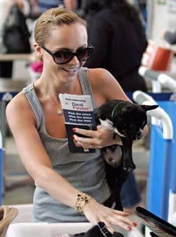 'Ramon' es el bulldog francés negro que Christina Ricci trata como a su hijo, pues lo ama con todo el corazón.