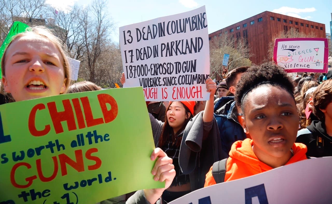 Estudiantes de diversas secundarias protestan en el Washington Square Park, cerca del campus de la Universidad de Nueva York.