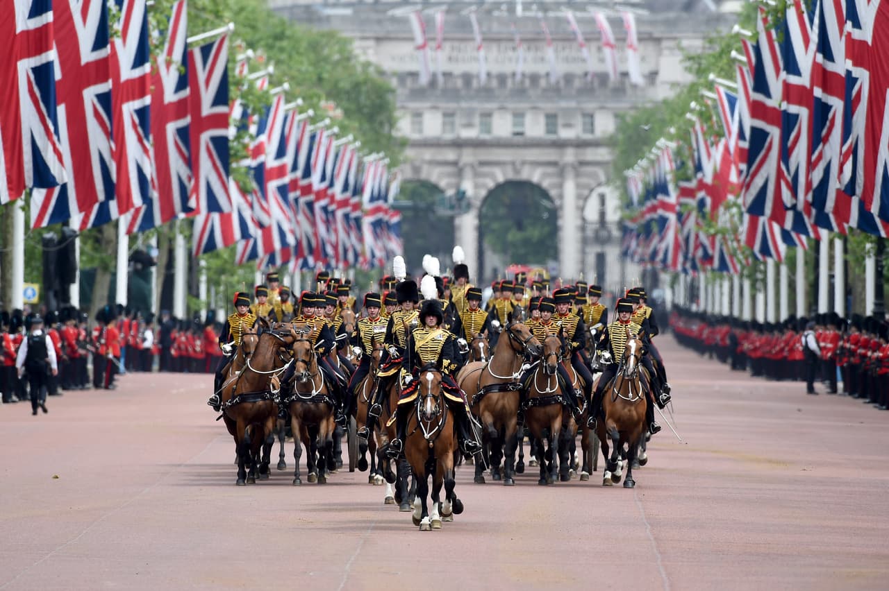 <b>Puesto 8. Reino Unido. </b>De los 65,105,246 británicos, unos 233,000 son militares, entre activos y reservistas. Cuenta con 811aeronaves, 331 tanques, 76 buques (1 portaaviones, 6 destructores y 10 submarinos, entre otros). Los países aliados de la OTAN reciben una pequeña bonificación en la puntuación en el Índice Global Firepower debido al intercambio de información y recursos entre los miembros de la coalición. El Reino Unido tiene un 
<i>Powerindex</i> de 0.1797 puntos.