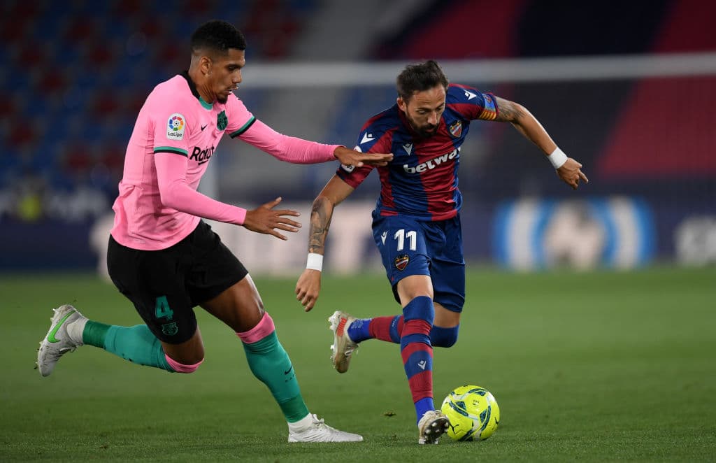 Con el empate 3-3 del Barcelona frente al Levante, parece que los catalanes no quieren ganar La LIga y le dan oportunidad al Real Madrid y al Atlético de Madrid de separarse a en la tabla.