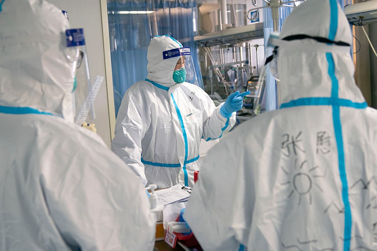 Los expertos aseguran que el coronavirus aparentemente es menos peligroso que el SARS, que también surgió China (entre 2002 y 2003) y causó 800 muertes.
<br>