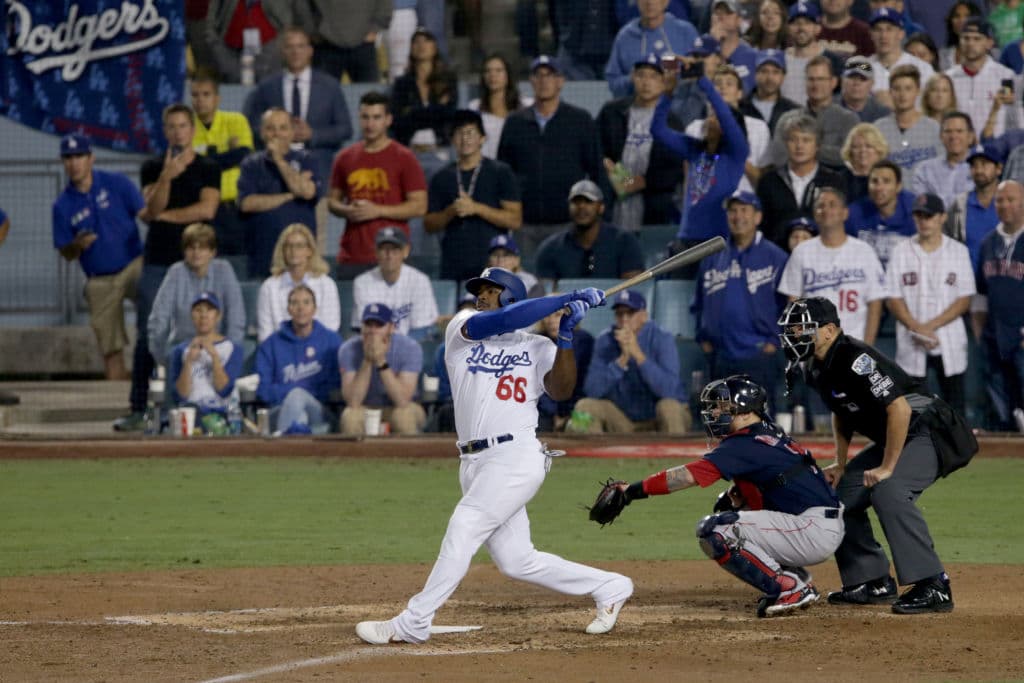 Con dos hombres en las bases, el cubano Yasiel Puig conectó un cuadrangular de tres carreras para ampliar la ventaja de los Dodgers.